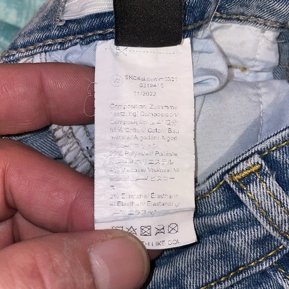 SHEIN size 140 I guess it’s kids 14 cause they are small denim jeans like new - Picture 8 of 8